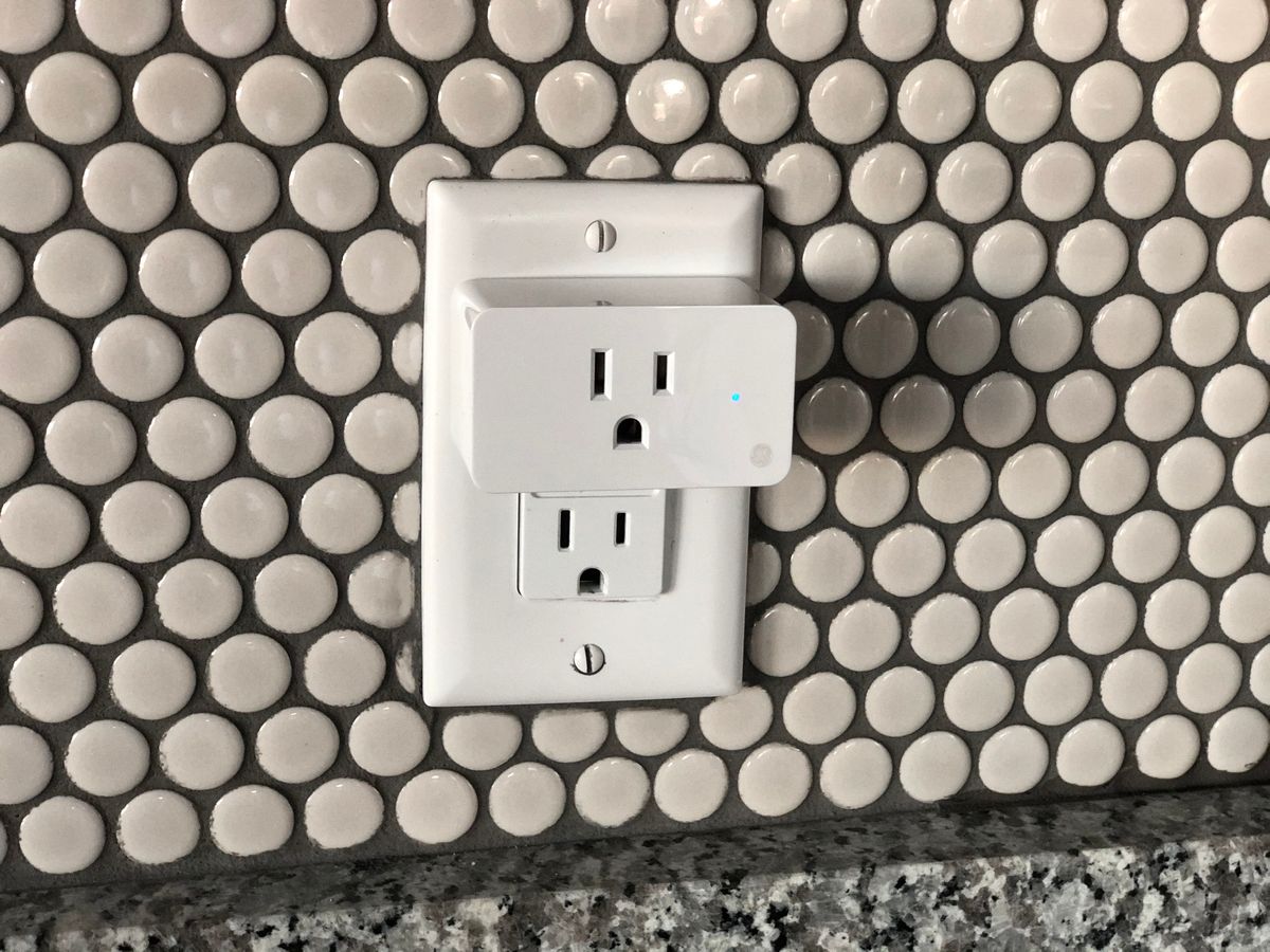 Priză inteligentă (smart plug): cum funcționează și ce probleme rezolvă